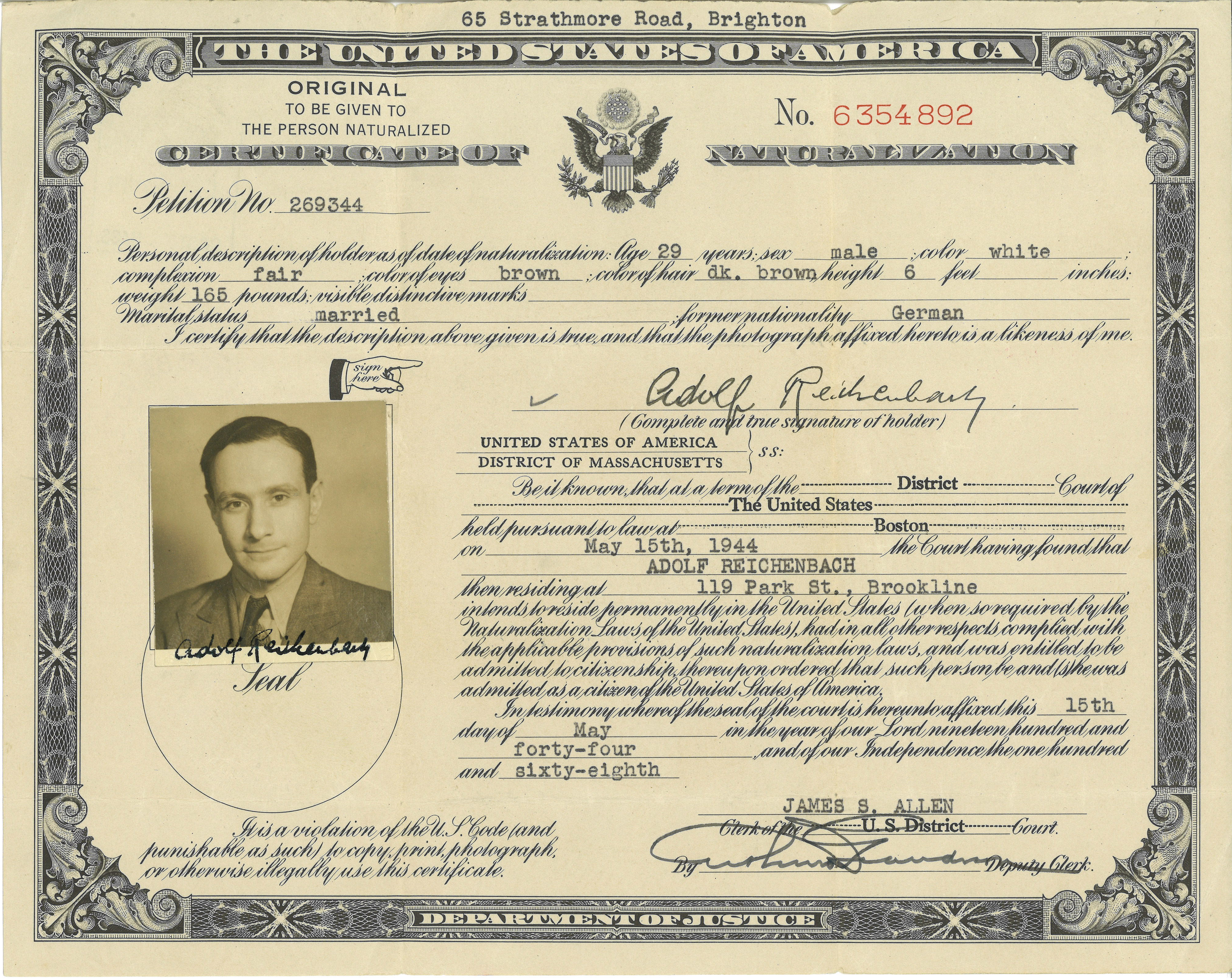 Familienbewahrte US-Einbürgerungsurkunde für Adolf Reichenbach, ausgestellt in Boston am 15. Mai 1944, mit Foto und Unterschrift