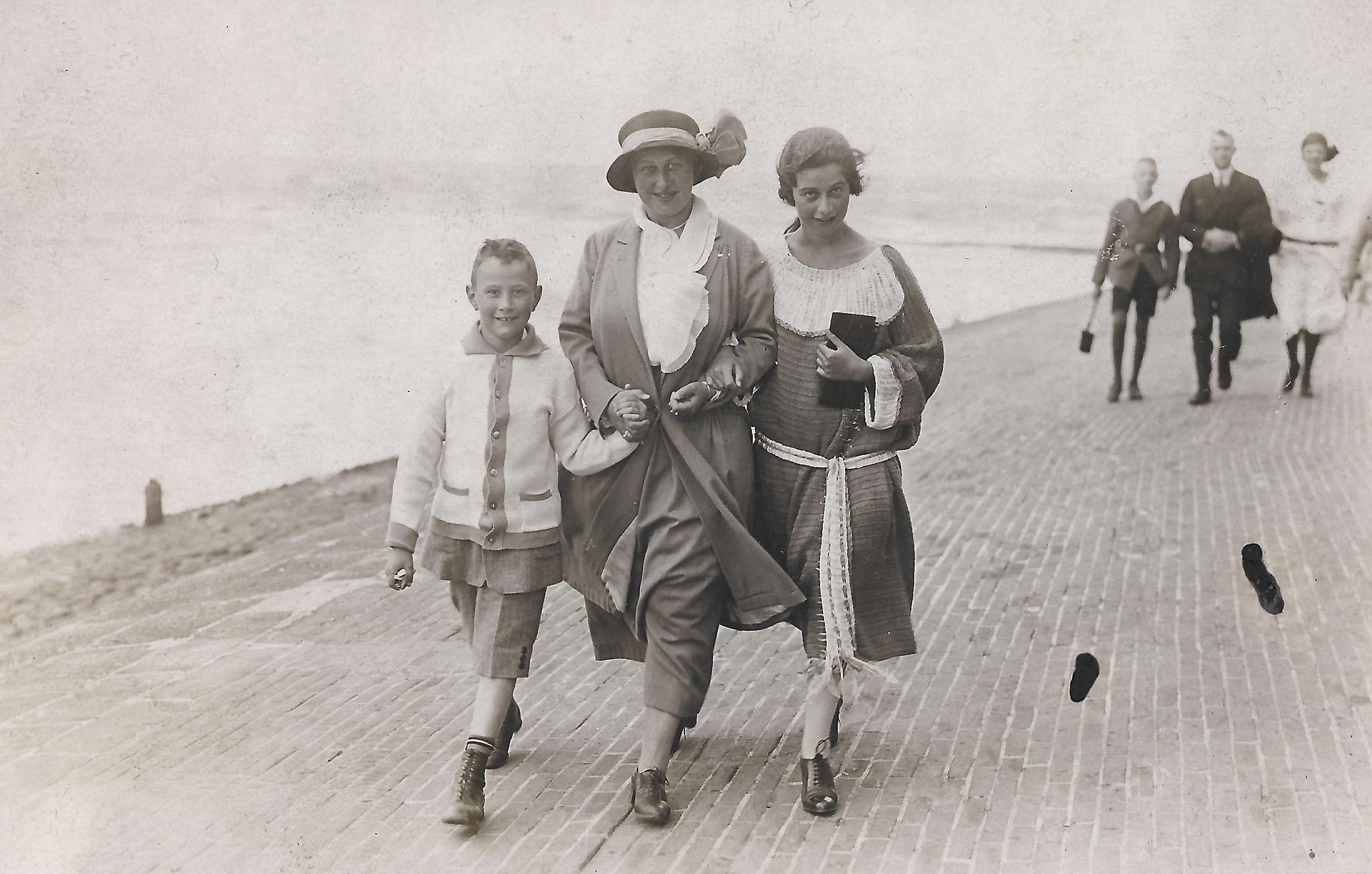 Dolf Reichenbach, Margarete Reichenbach and Ruth Reichenbach walking on the seaside promenade at Westerland on Sylt