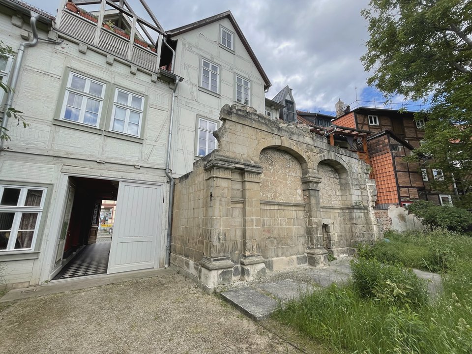 Three stone arches of the surviving vestibule wall of Halberstadt’s former synagogue